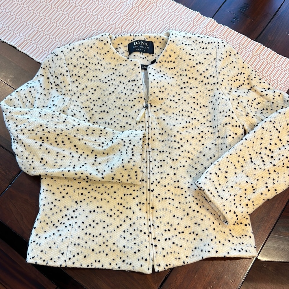 A versatile jacket that pairs well with a variety of outfits!